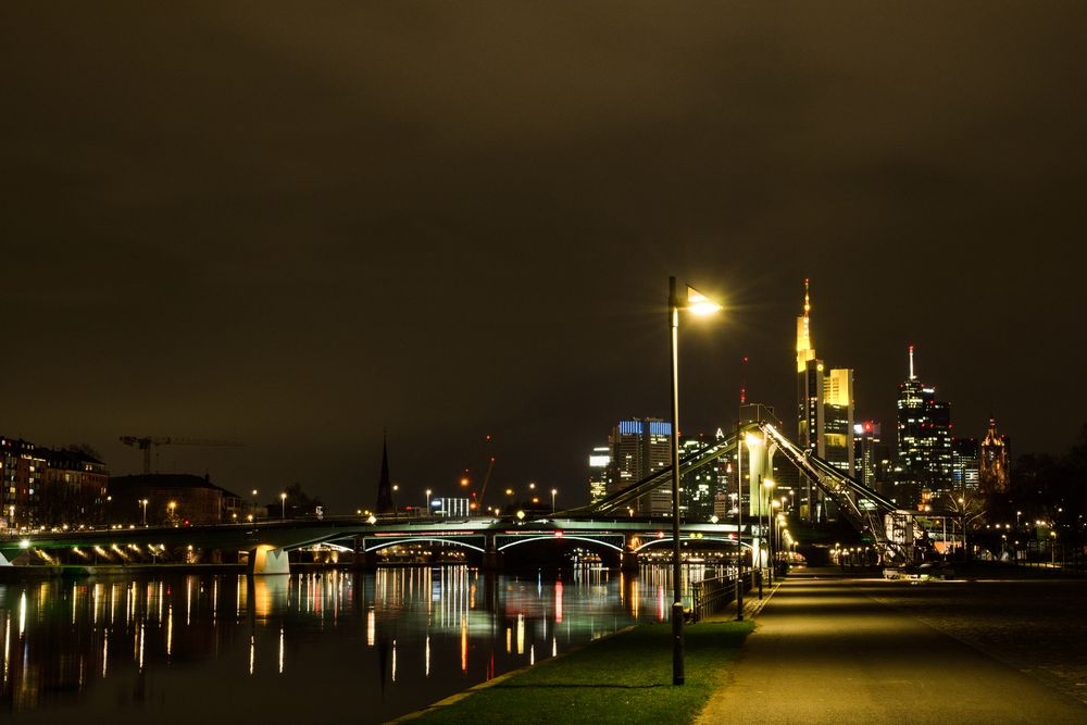 Frankfurt am Main: Flößerbrücke und Skyline