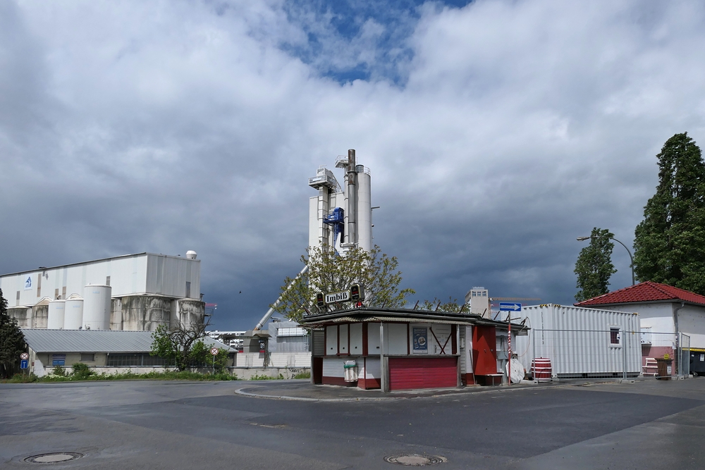 Frankfurt am Main, Franziusstrasse: Der kleine  Imbiss – ein Kulturgut