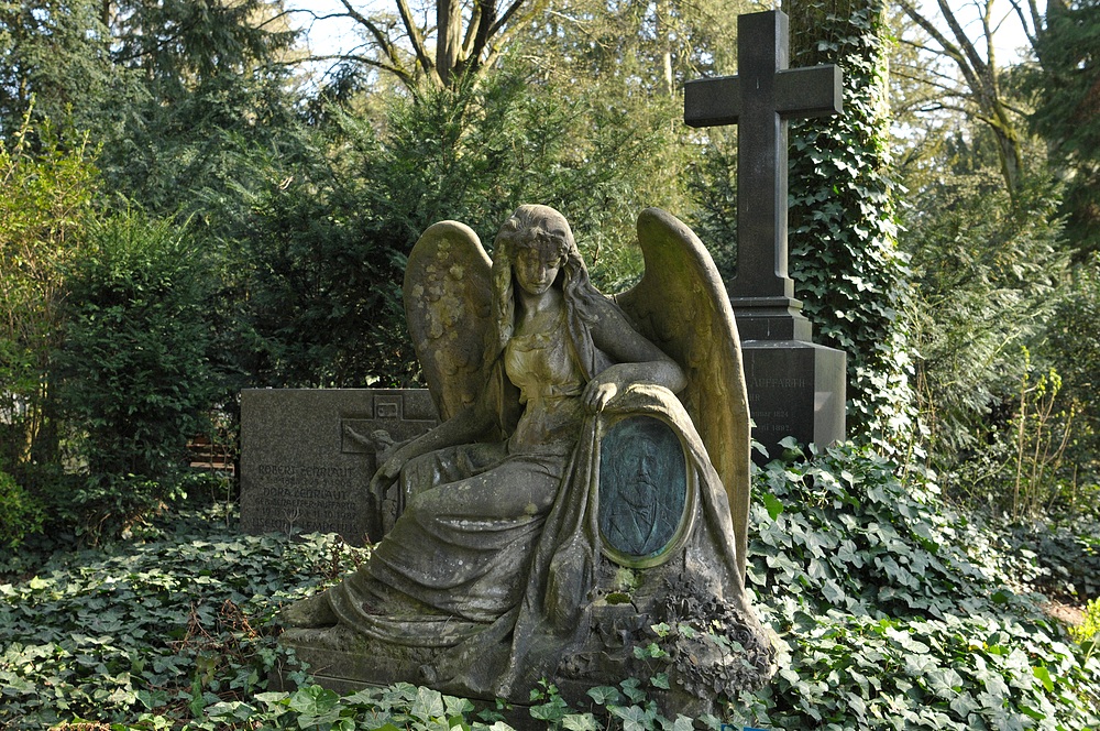 Frankfurt am Main, Hauptfriedhof: Der Engel mit den großen Flügeln 02