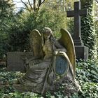 Frankfurt am Main, Hauptfriedhof: Der Engel mit den großen Flügeln 02