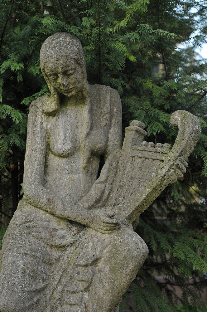 Frankfurt am Main, Hauptfriedhof: Der Engel mit der Laute