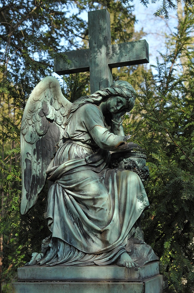 Frankfurt am Main, Hauptfriedhof: Engel und Kreuz