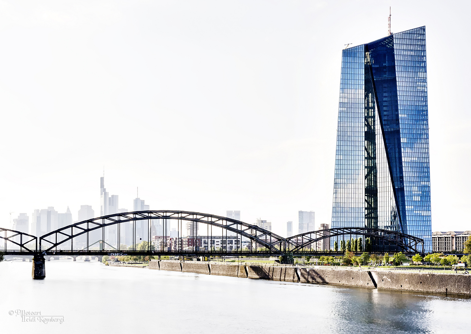 FRANKFURT AM MAIN IM DUNST MIT EZB