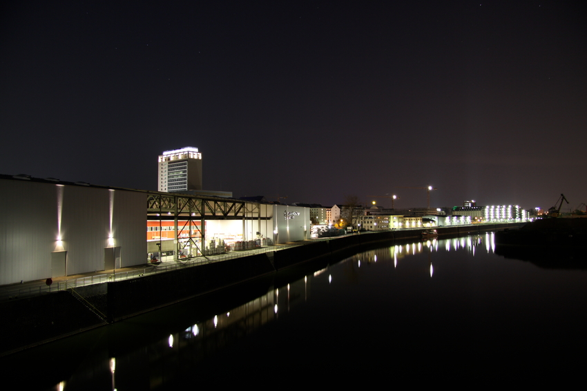 Frankfurt am Main: Industrieanlage am Mainufer bei Nacht I