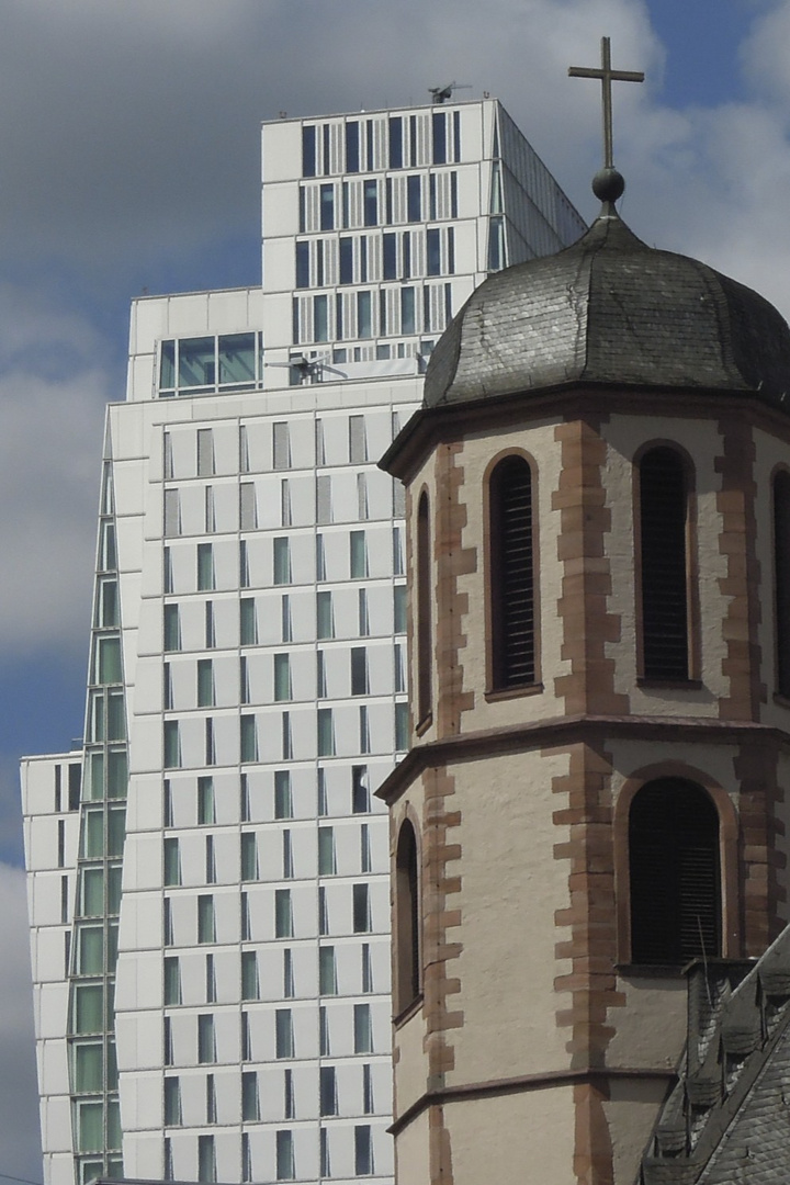 Frankfurt am Main Liebfrauenkirche vor Nextower