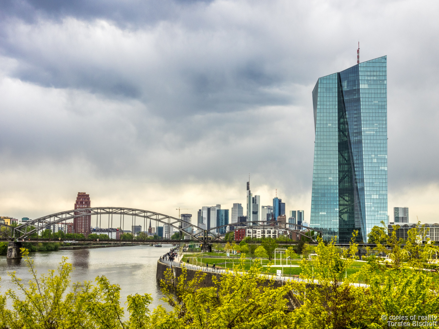 Frankfurt am Main Skyline hinter EZB 01