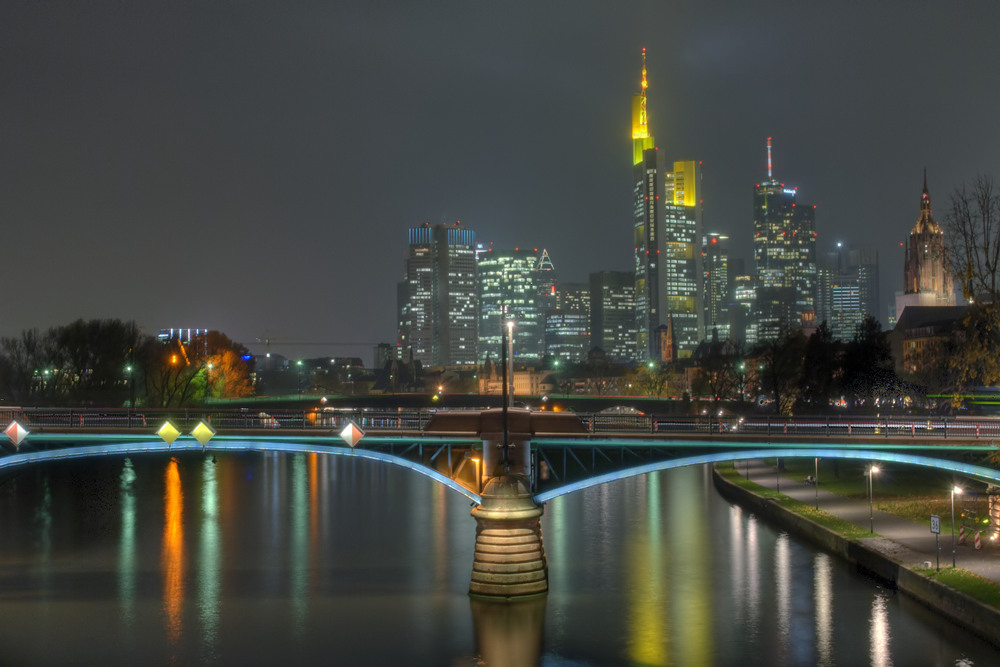 Frankfurt am Main - Skyline mit Ignatz-Bubis-Brücke