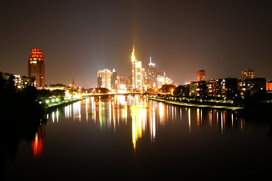 Frankfurt am Main - Strahlend in der Nacht