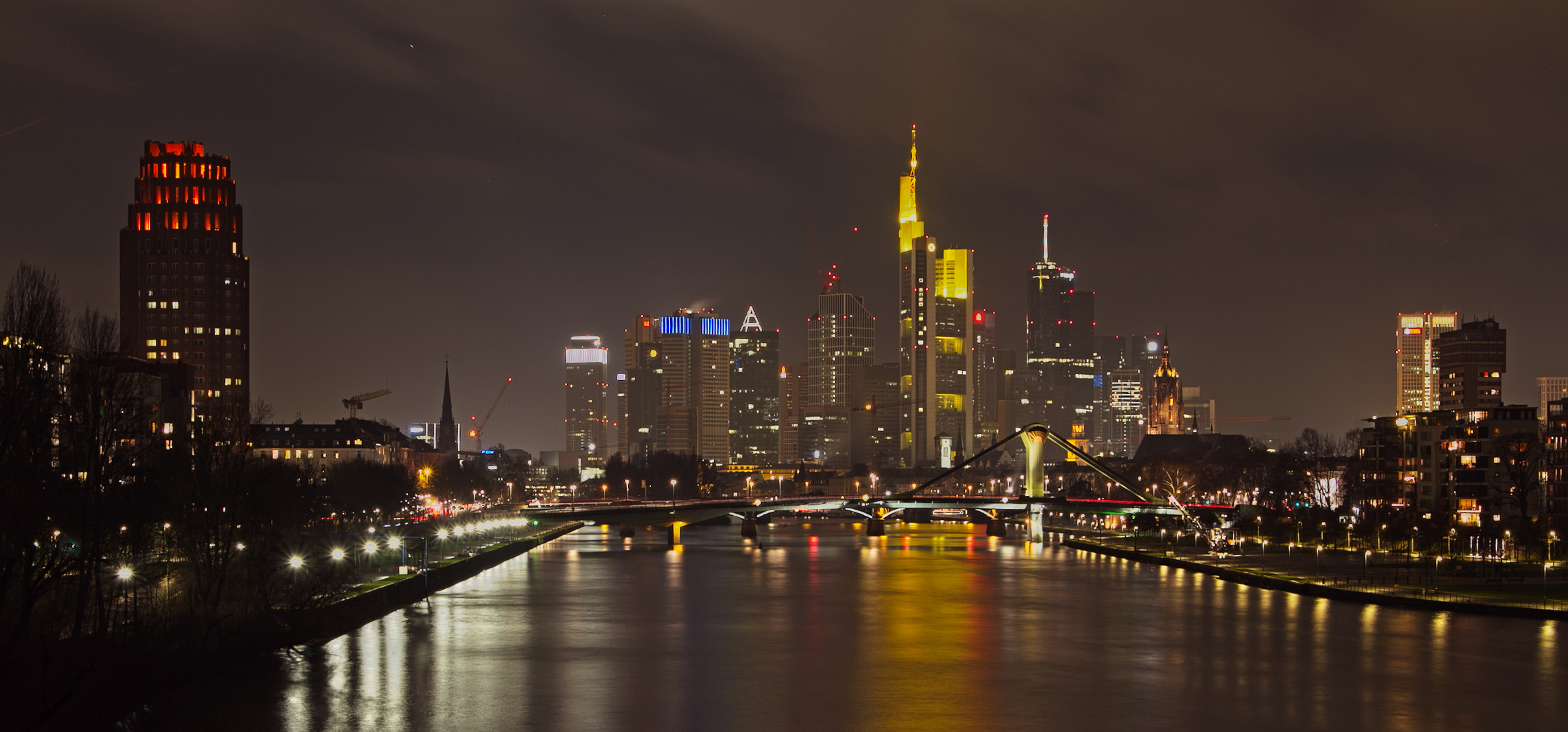 Frankfurt am Main von der Eisenbahnbrücke