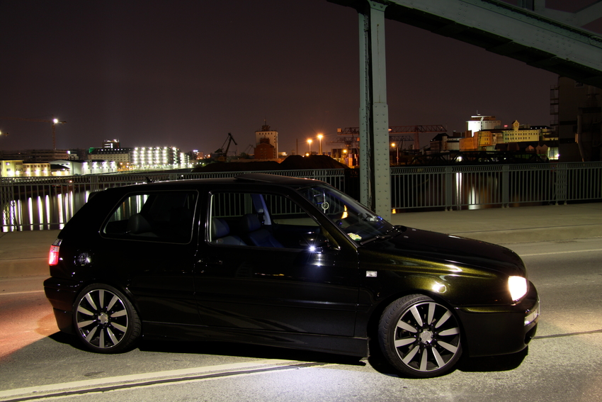 Frankfurt am Main: VW Golf auf Mainbrücke bei Nacht II