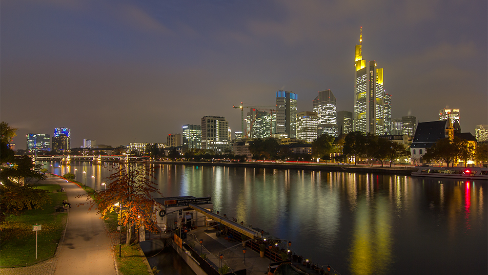Frankfurt am Mainufer am Abend