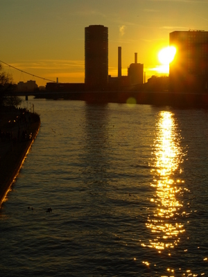 Frankfurt at dawn- outbound from the Friedensbrücke