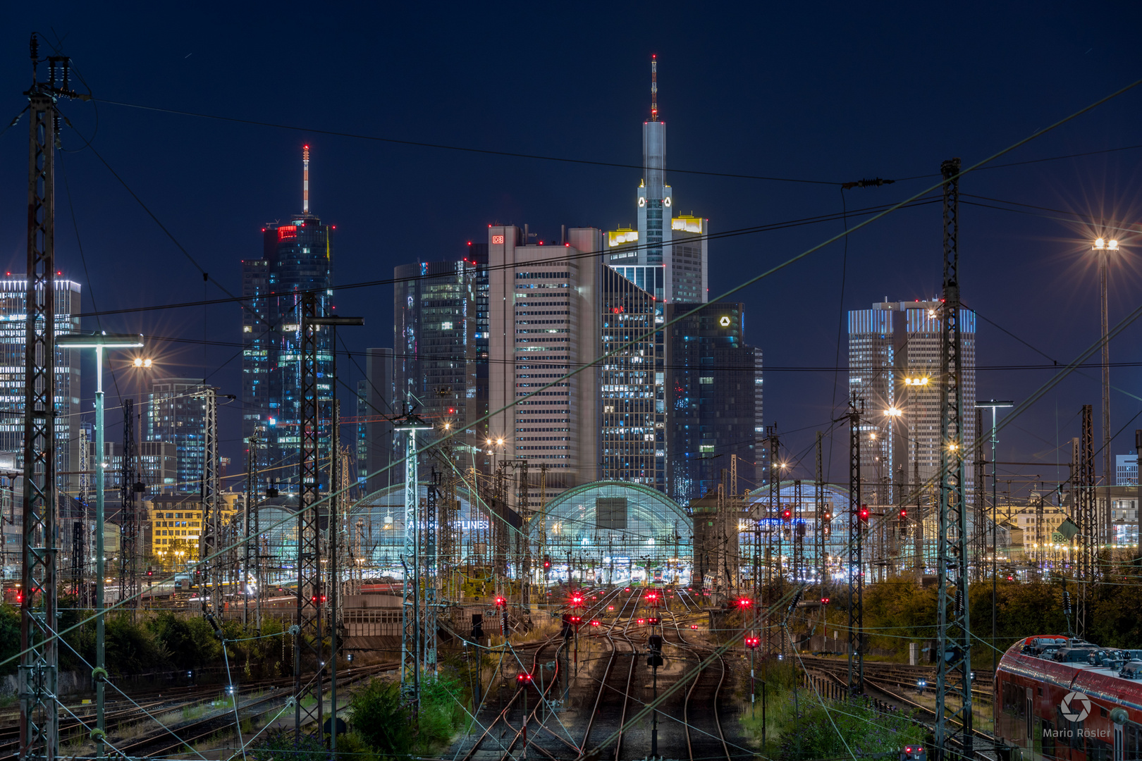 Frankfurt Bahnhof mit Skyline
