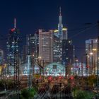 Frankfurt Bahnhof mit Skyline