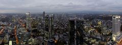 Frankfurt bei Dämmerung vom Maintower (I)