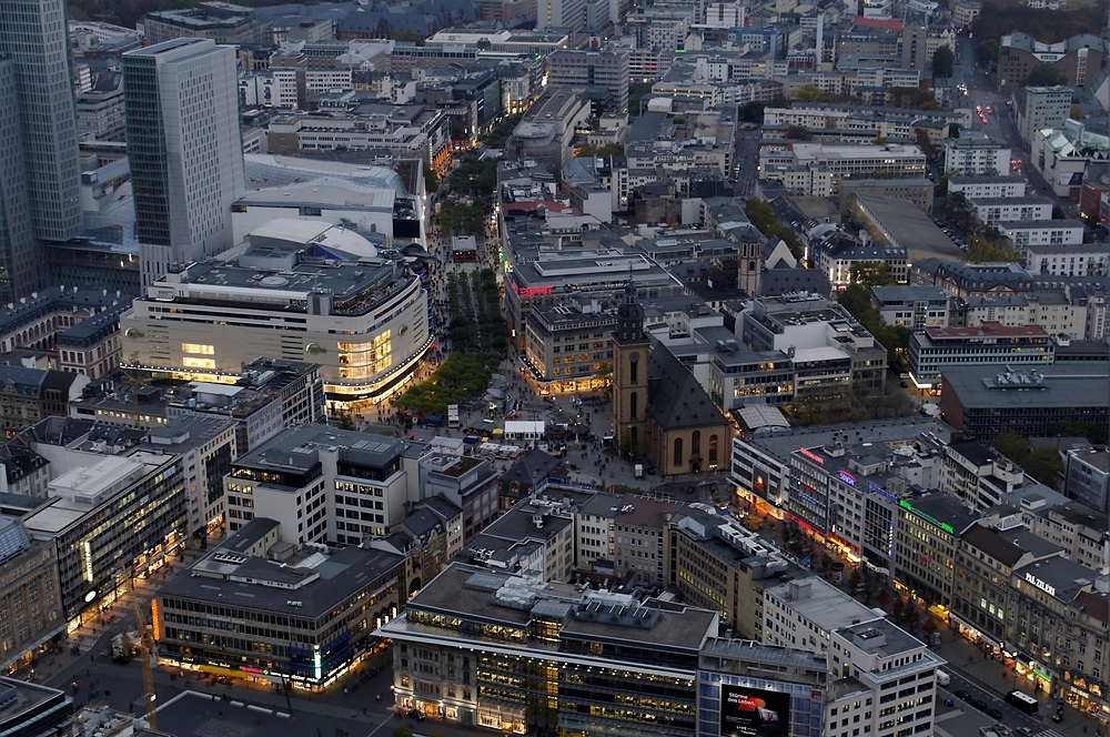 Frankfurt bei Dämmerung vom Maintower (II)