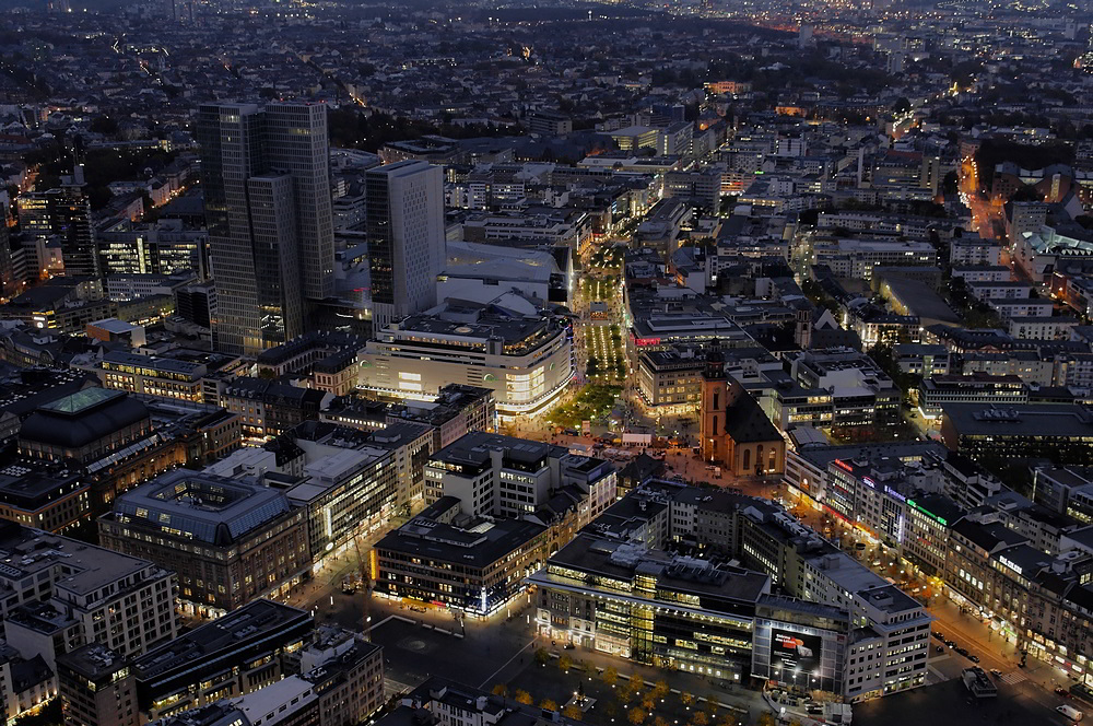 Frankfurt bei Dämmerung vom Maintower (III)