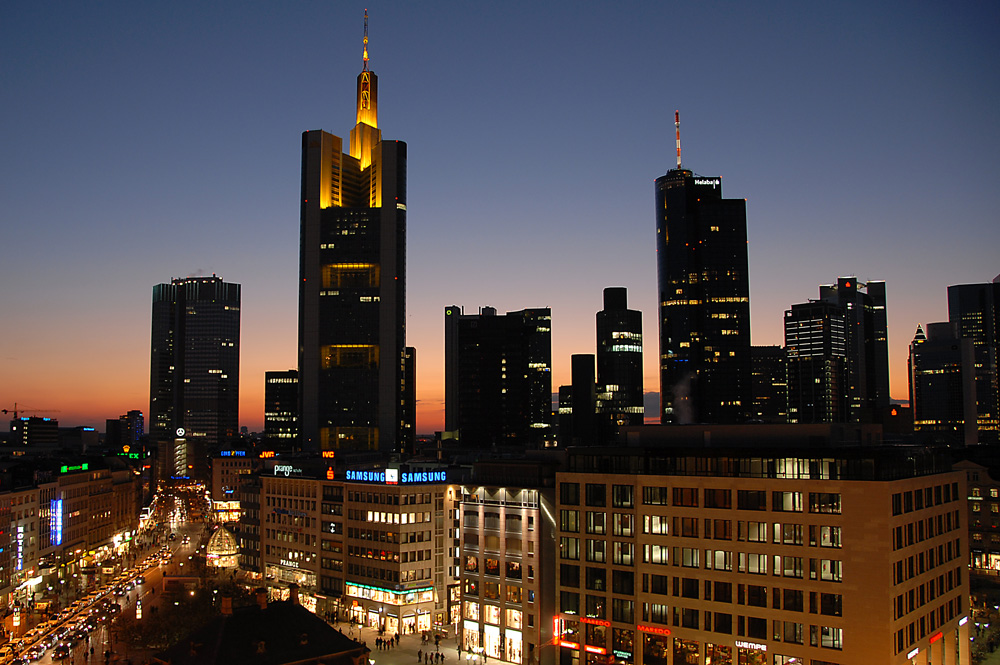 Frankfurt bei einbrechender Dunkelheit