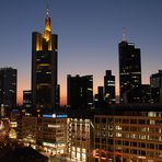 Frankfurt bei einbrechender Dunkelheit