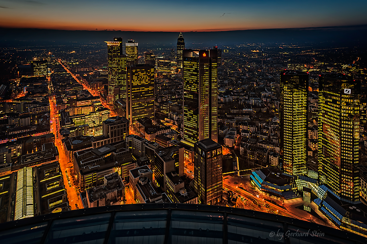 Frankfurt bei Nacht .