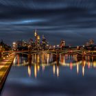 Frankfurt bei Nacht - Blick auf Ignatz-Bubis-Brücke
