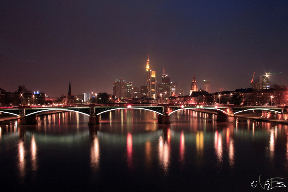 Frankfurt bei Nacht.