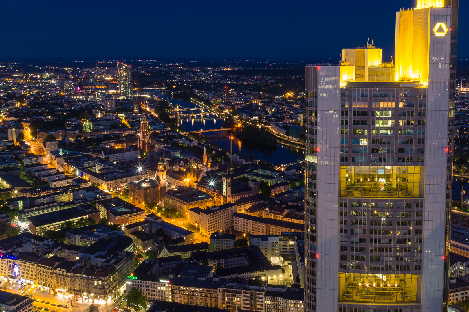 Frankfurt bei Nacht mit Commerzbank Tower