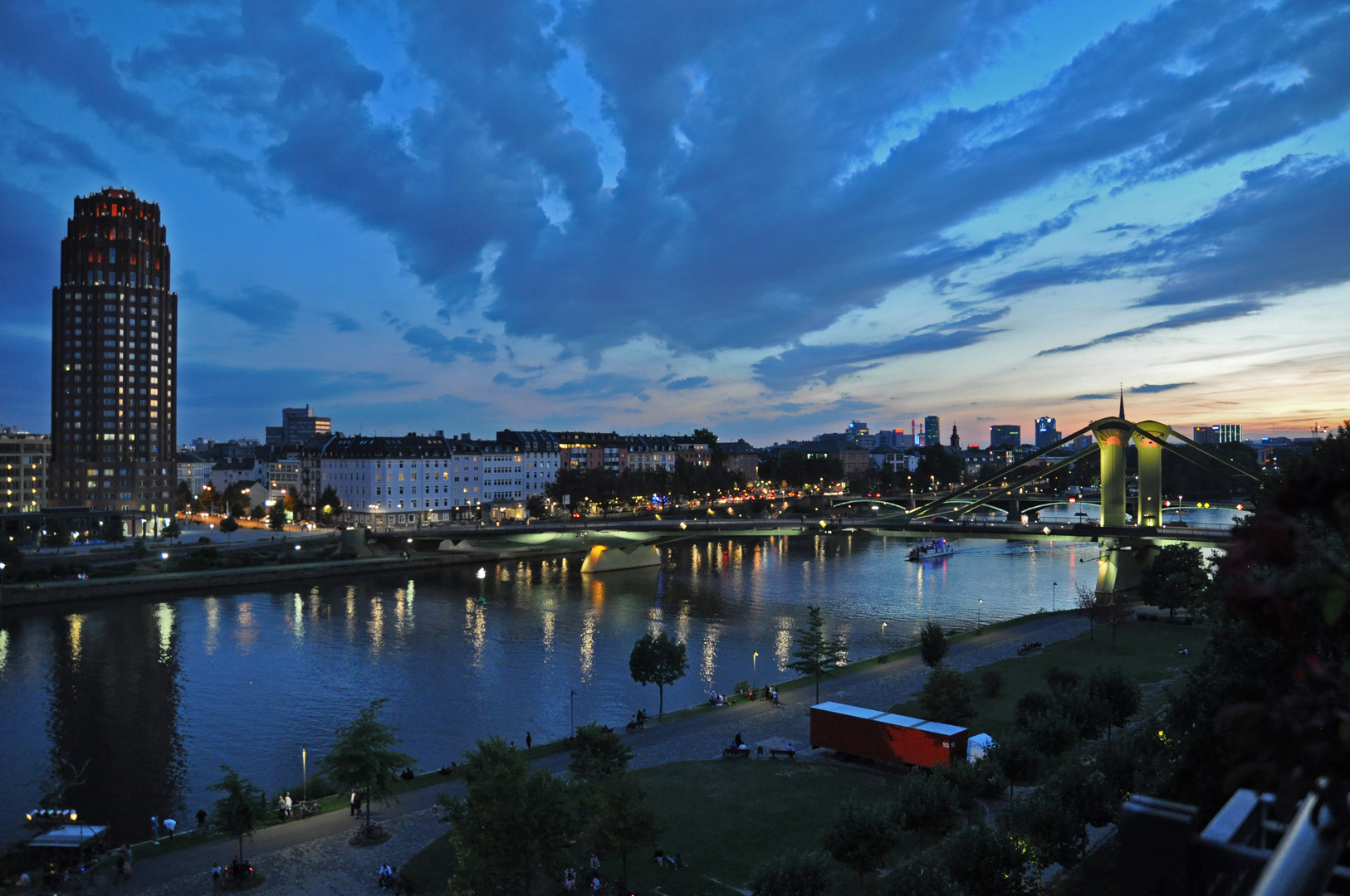 Frankfurt: Blaue Stunde am Main