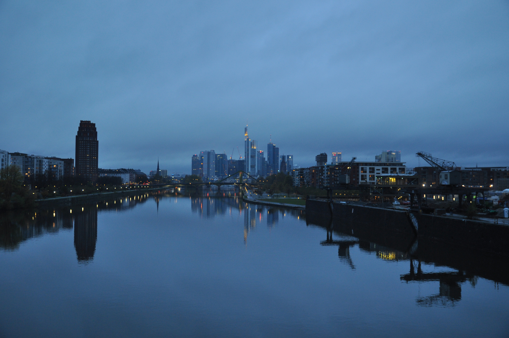 Frankfurt: Blaue Stunde am Main von der Deutschherrnbrücke aus