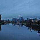 Frankfurt: Blaue Stunde am Main von der Deutschherrnbrücke aus