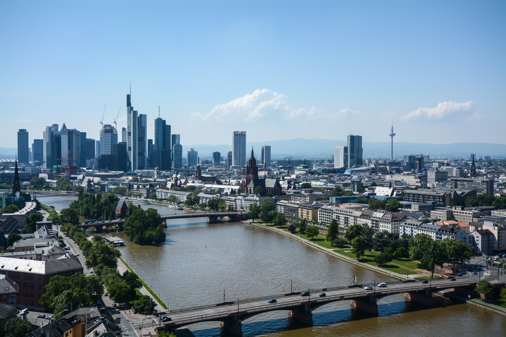 Frankfurt: Blick auf den Main und die Skyline vom Main Plaza aus