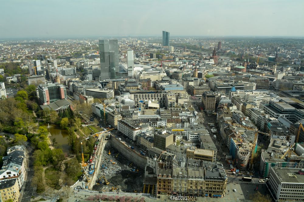 Frankfurt: Blick vom Opernturm Richtung Innenstadt und Ostend