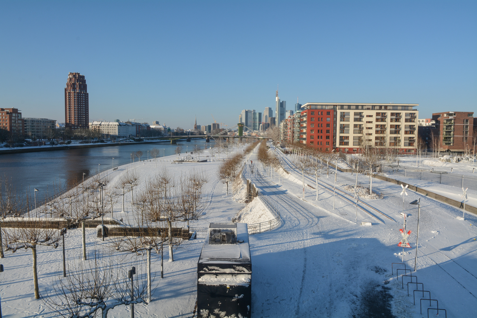 Frankfurt: Blick von der Dachterrasse des Oosten auf Weseler Werft Ende 2014 im Schnee