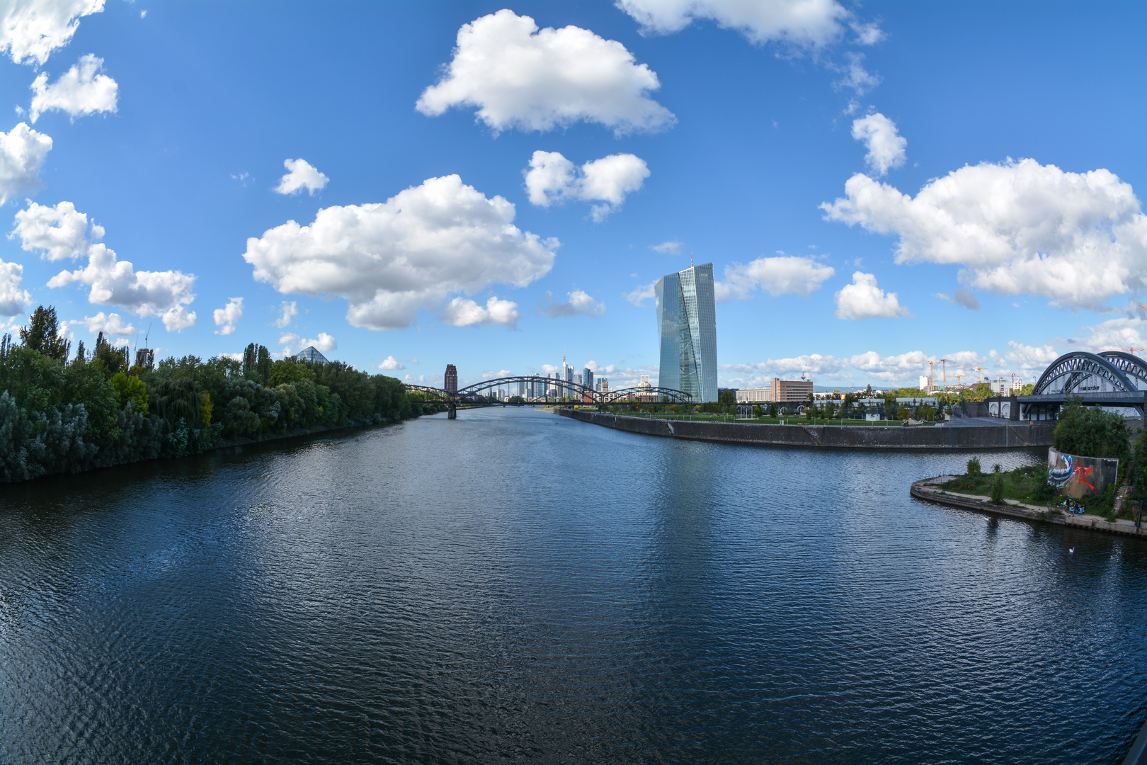 Frankfurt: Blick von der neuen Osthafenbrücke auf Deutschherrnbrücke und Skyline