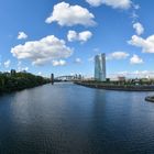 Frankfurt: Blick von der neuen Osthafenbrücke auf Deutschherrnbrücke und Skyline