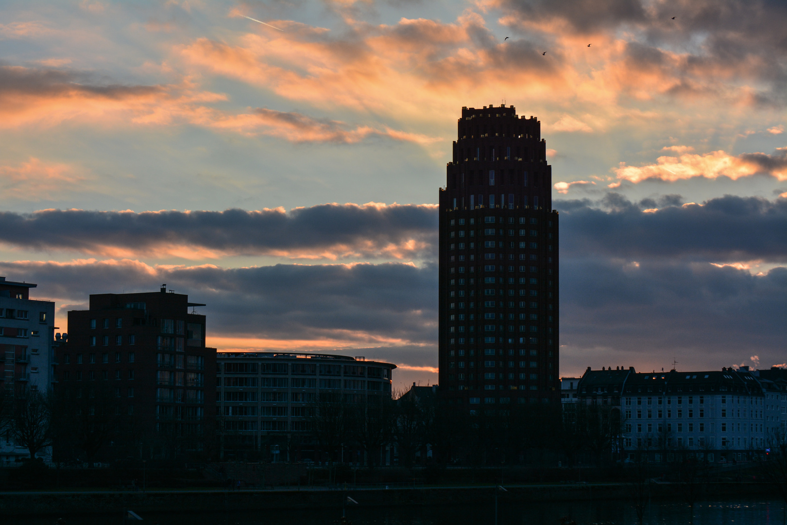 Frankfurt: Blick von der Weseler Werft aufs Deutschherrnufer in der winterlichen Abendsonne