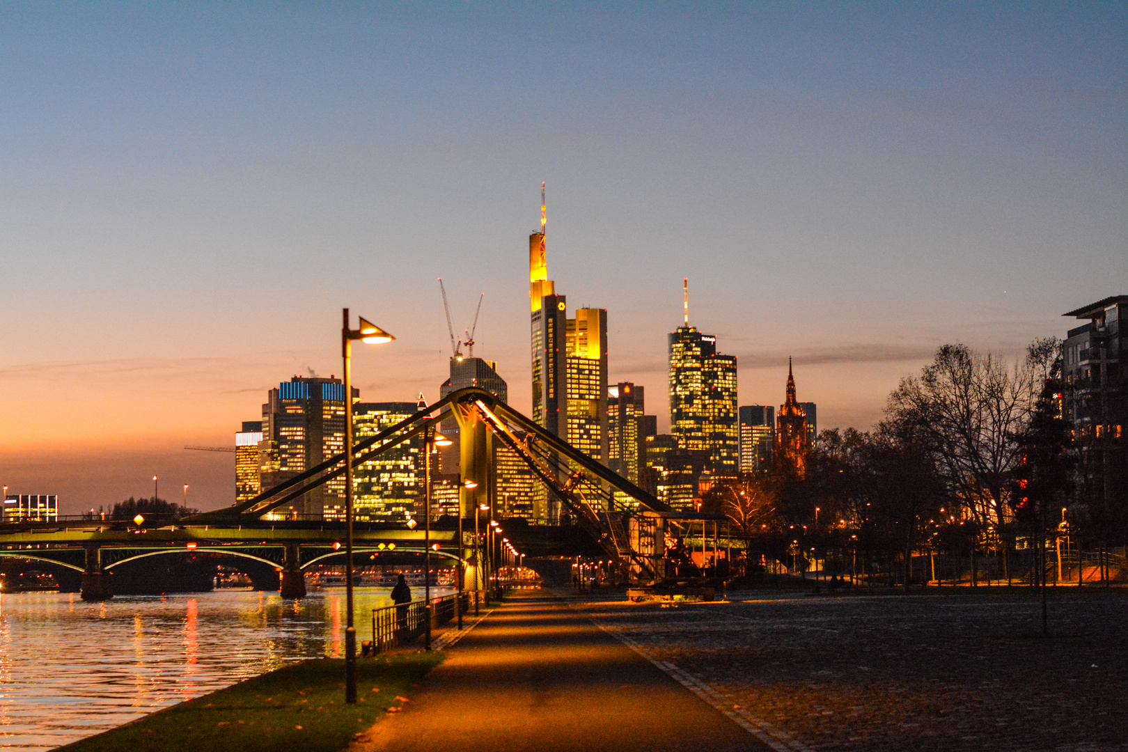 Frankfurt: Blick von der Weseler Werft Richtung Flößerbrücke und Bankenviertel