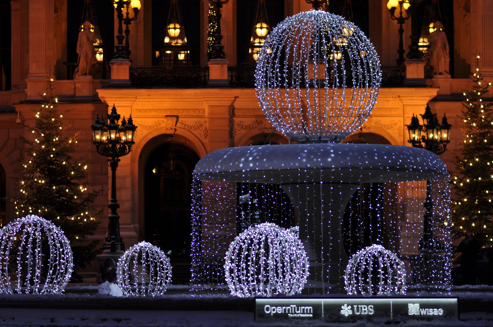 Frankfurt : Brunnen vor der Alten Oper am 2. Advent