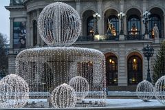 Frankfurt: Brunnen vor der Alten Oper mit Weihnachtsdekoration 2014