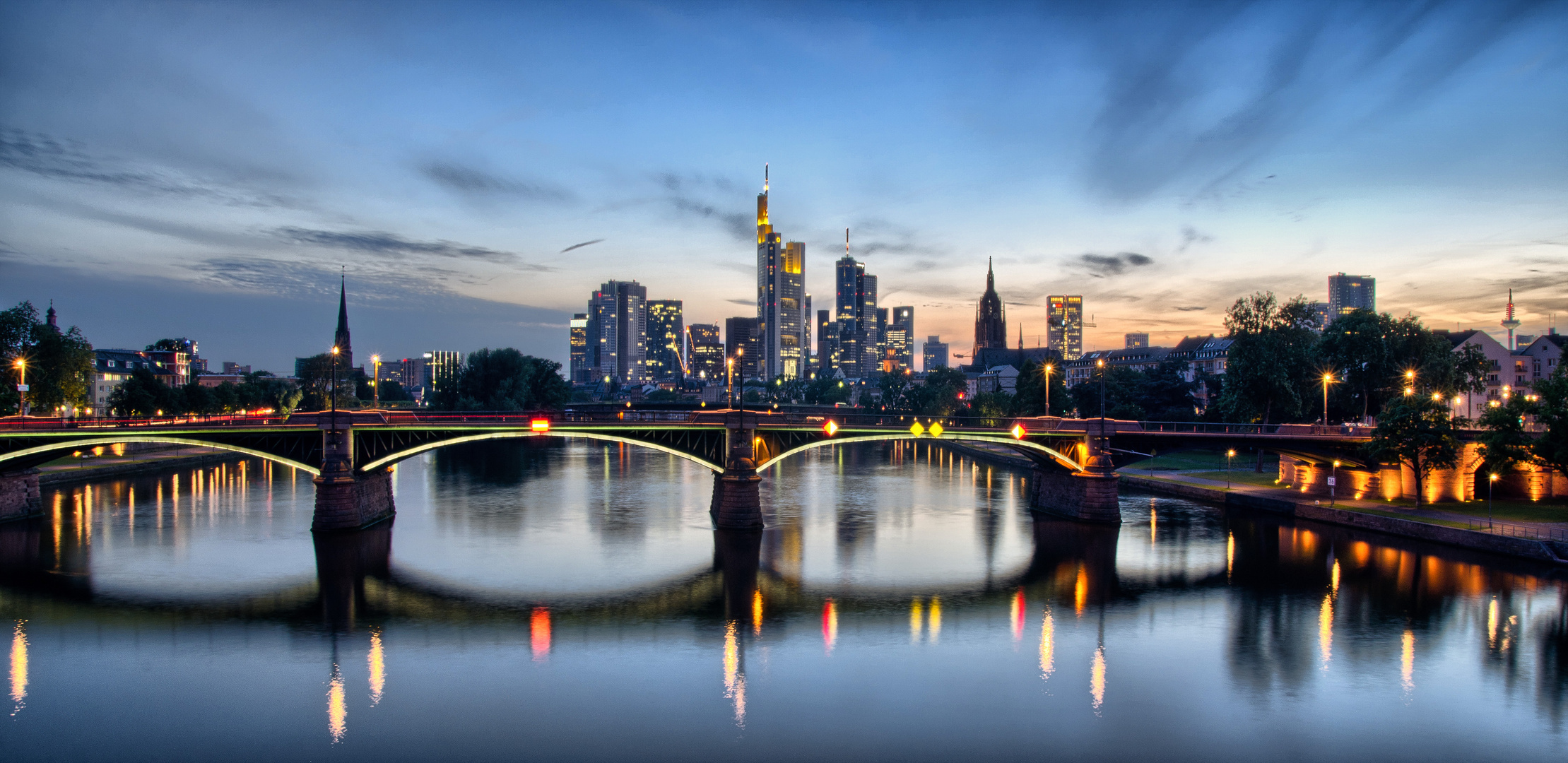 Frankfurt City - Mainhatten Skyline bei Nacht (HDR)