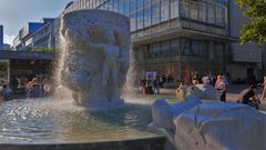 Frankfurt, der Brunnen in der "Zeil" (Frankfurt, el fuente en la calle "Zeil")