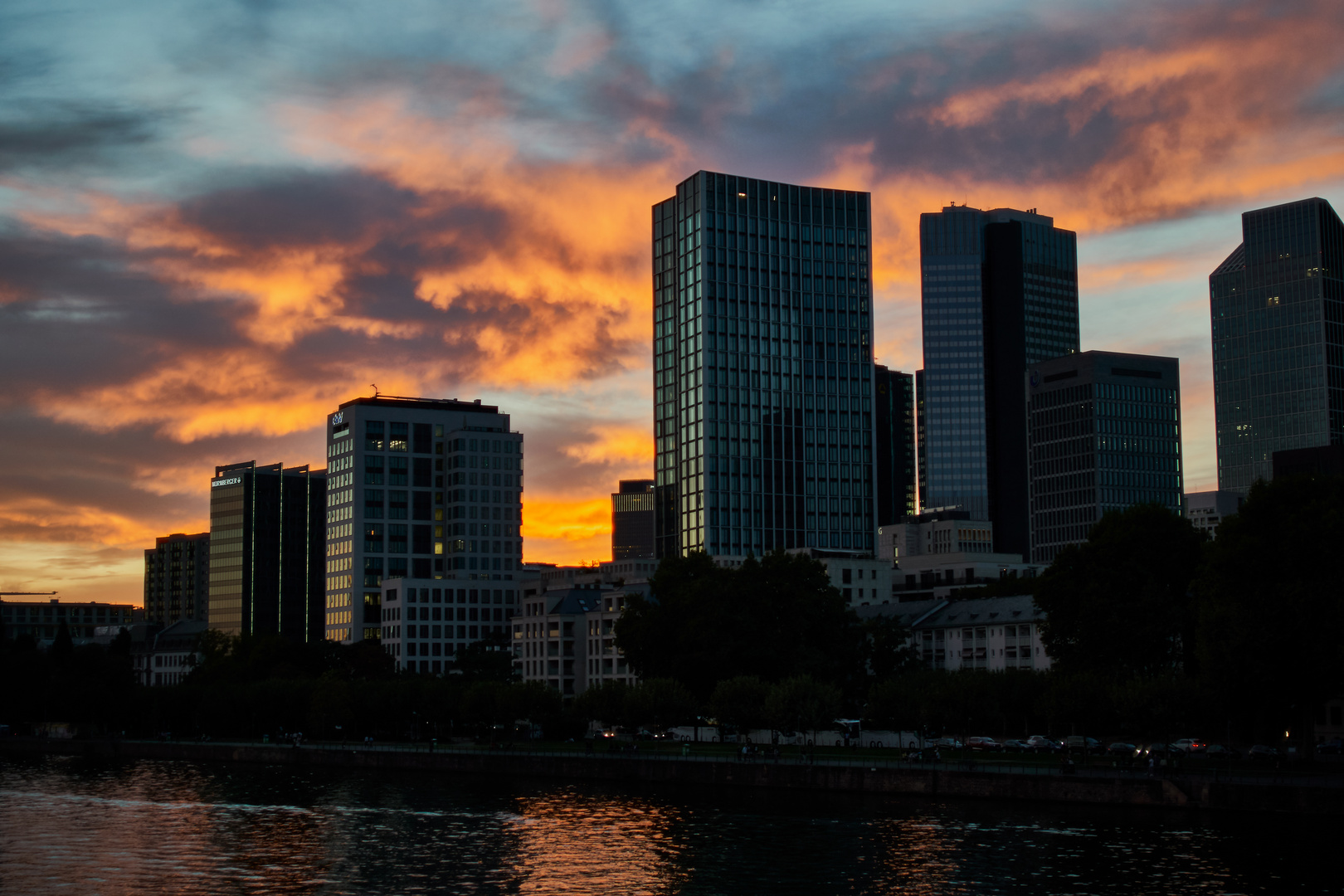 Frankfurt - der Himmel brennt