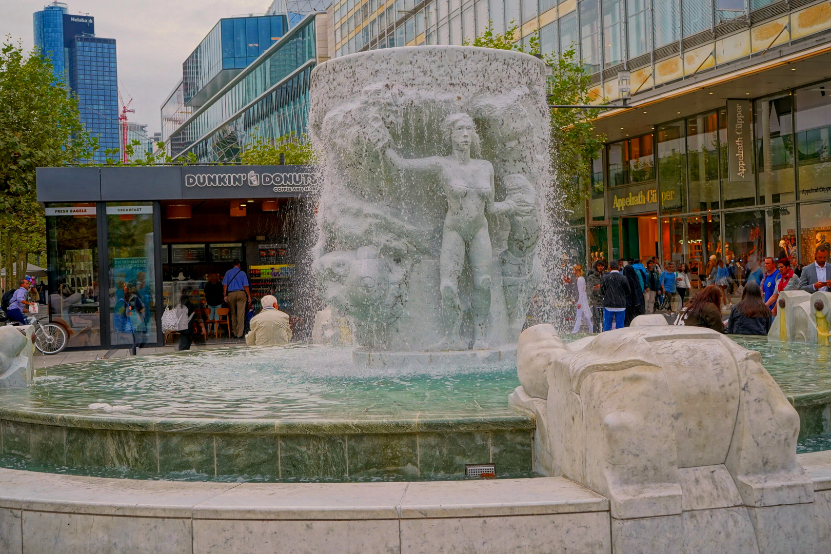 Frankfurt, der tolle Brunnen in der Zeil (el fuente fantástico en la calle "Zeil")