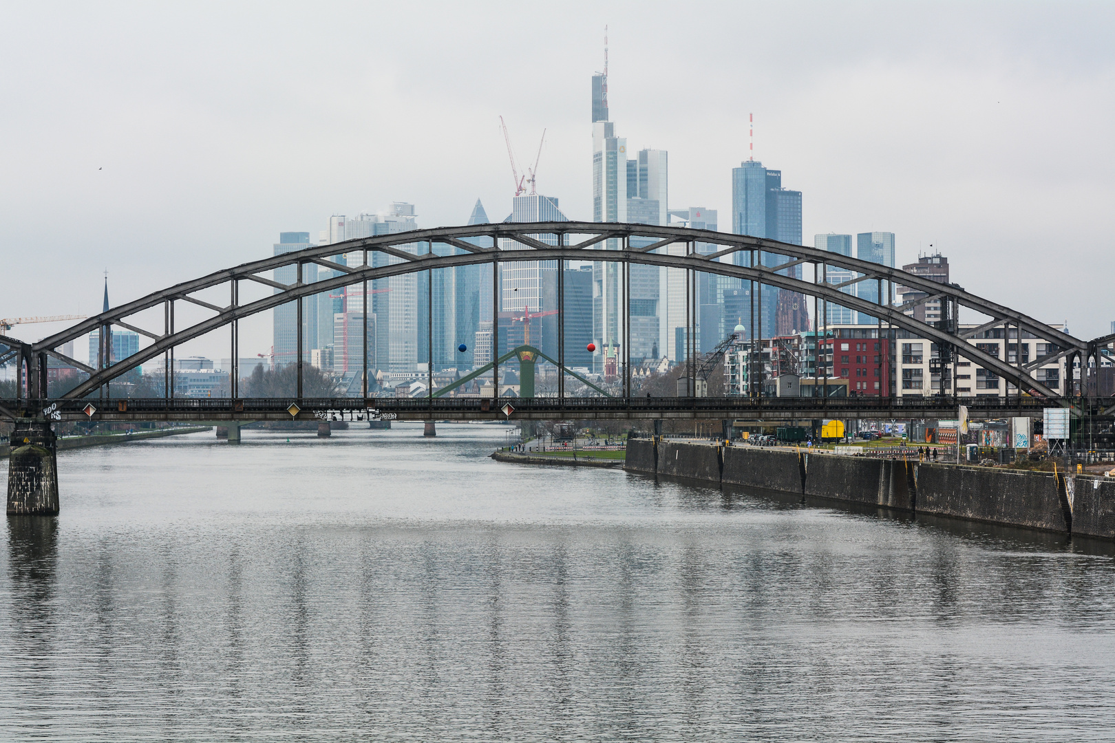 Frankfurt: Deutschherrnbrücke mit Skyline von der neuen Mainbrücke aus