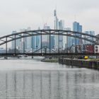 Frankfurt: Deutschherrnbrücke mit Skyline von der neuen Mainbrücke aus