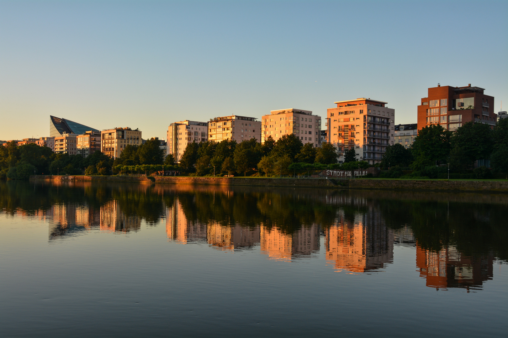 Frankfurt: Deutschherrnufer in der Morgensonne