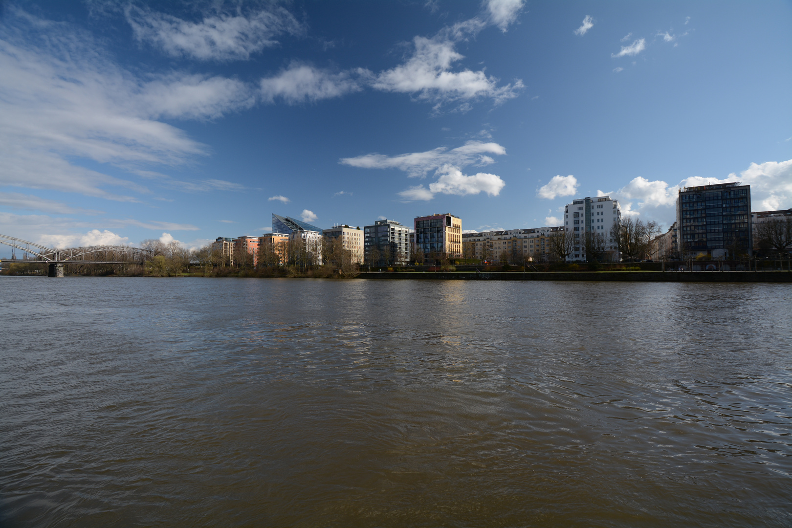 Frankfurt: Deutschherrnufer unter Frühlingshimmel