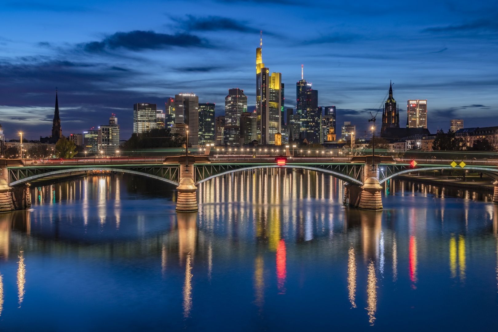 Frankfurt. Die Skyline zur blauen Stunde.