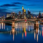 Frankfurt. Die Skyline zur blauen Stunde.