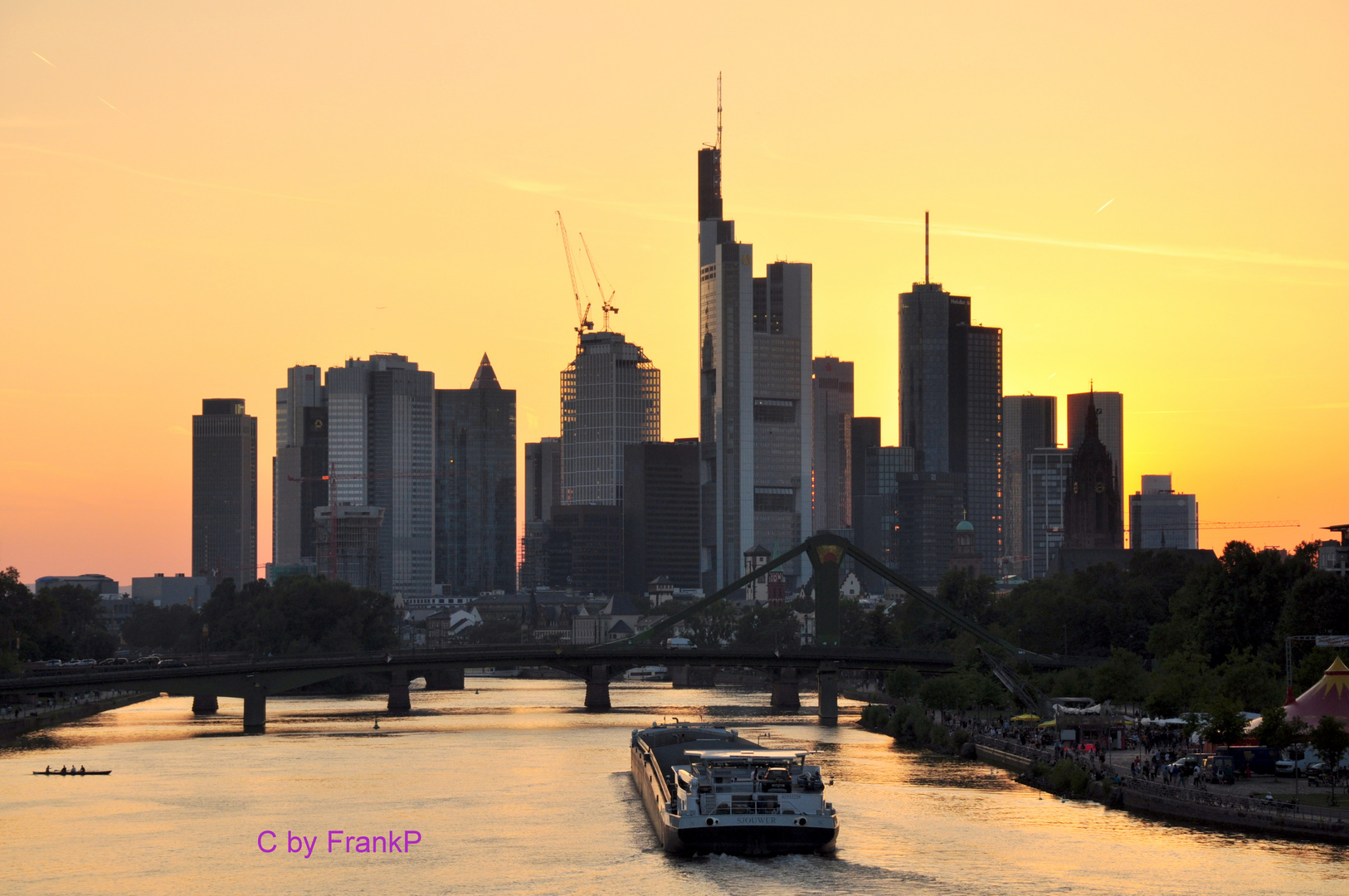 Frankfurt - Die Stadt im goldenen Licht der Banken.